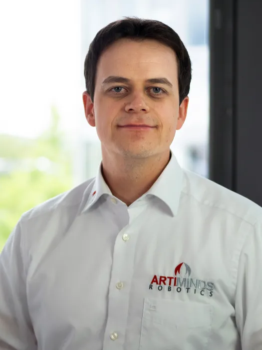 Dr. Sven Schmidt-Rohr, Geschäftsführer der ArtiMinds Robotics GmbH: „Ein digitaler Zwilling ist nur sinnvoll, wenn er einfach in den vorhandenen Prozess integriert werden kann. Wir sprechen bei unserer Lösung daher auch vom intelligenten Adapter für den digitalen Zwilling, weil sich damit sehr schnell und ohne den Einsatz weiterer Hardware ein digitaler Zwilling erzeugen lässt.“ (Urheber: ArtiMinds)