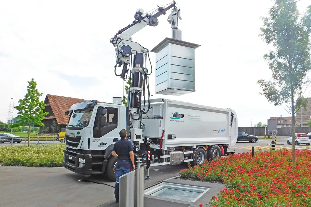 Bild 1:	Der „Speed Lifter“ ermöglicht ein automatisches und schonendes Handling der Abfallcontainer. (Quelle: Villiger) 