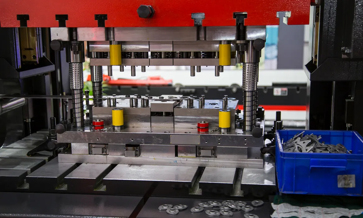 Erfahrung zahlt sich aus bei der Frage: Welche Geometrie lässt sich noch sicher ohne Verzug oder gar Reißen aus Blech, Pertinax-, Epoxidplatten oder Folie stanzen?