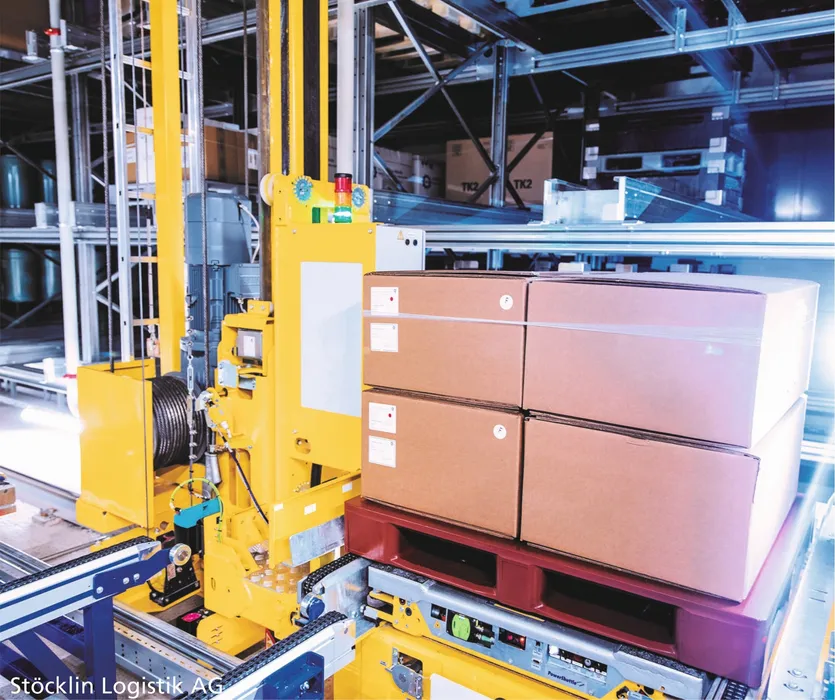 Der im Schlitten eingebaute Sensor misst konstant den Abstand zur gegenüberliegenden Wand am Ende des Regalgangs. So kann der Shuttle millimetergenau an der Stelle platziert werden, an der Produkte ein- oder ausgeladen werden müssen.
