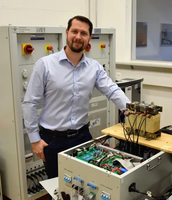 Manuel Galler, Universitätsassistent am Institut für Elektrische Anlagen und Netze (IEAN) der TU Graz: „Mit unserem Netzmodell sind umfangreiche Versuchsaufbauten und Simulationen auf dem Gebiet der elektrischen Anlagen und Netze möglich.“
