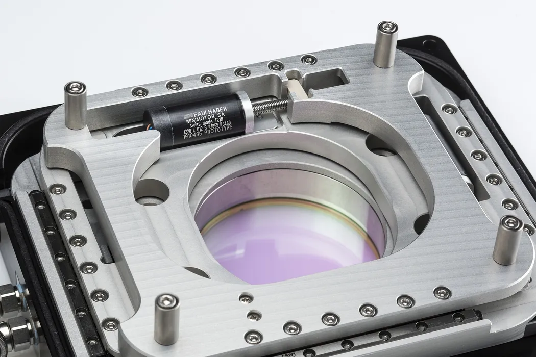 Bild 3:	Treibende Kraft im Optikmodul ist ein kompakter bürstenloser DC-Servomotor, der bei hoher Positioniergenauigkeit arbeitet. (Quelle: FAULHABER/Laserline)