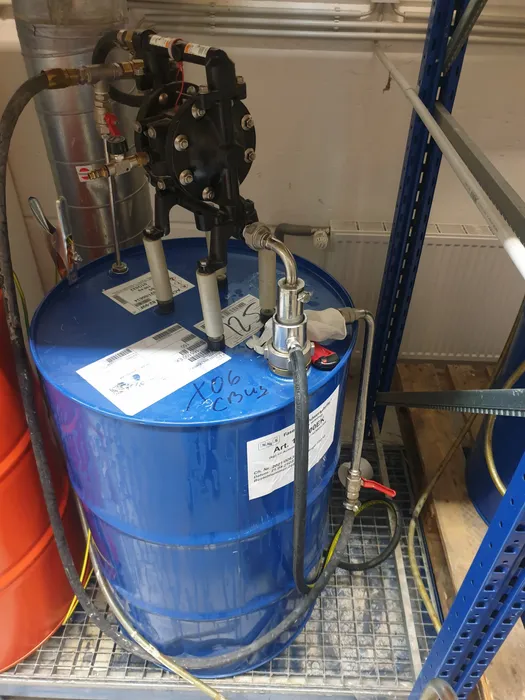 Das leicht dickflüssige Trennwachs fördert eine Druckluft-Membranpumpe zuverlässig.