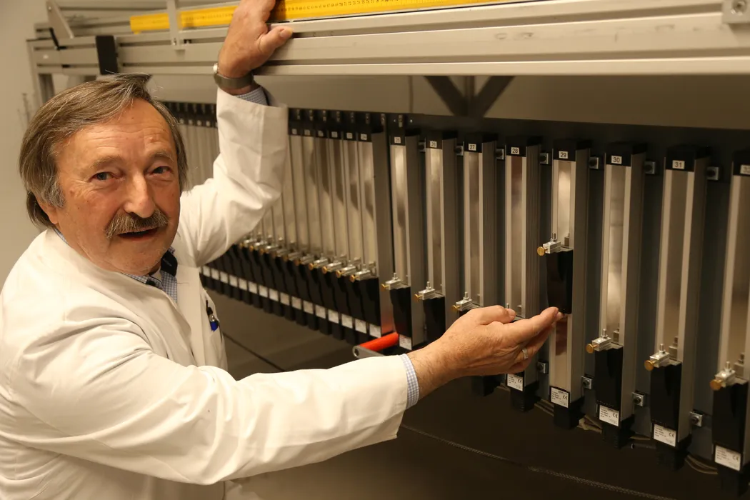 Bild 1:	Norbert Vogt, Laborleiter bei der Forschungsgruppe Industrieanthropologie der Christian-Albrechts-Universität in Kiel: „Die Sensoren haben ein sehr geringes Losbrechmoment beim Start der Messung. Sie reagieren damit sehr feinfühlig auf kleinste Veränderungen“. (Urheber: Forschungsgruppe Industrieanthropologie der Christian-Albrechts-Universität in Kiel)