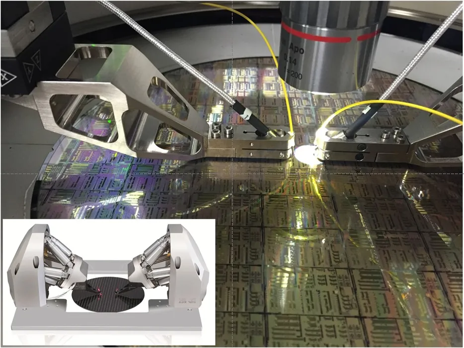 Bild 3:	Cascade Microtechs CM300 Waferprober integriert das Fast Multichannel Photonics Alignment-System von PI (kleines Bild) für die Überprüfung von Silizium-Photonik-Bauelementen auf dem Wafer. (Quelle: Cacade Microtech, division of FormFactor Inc.) 