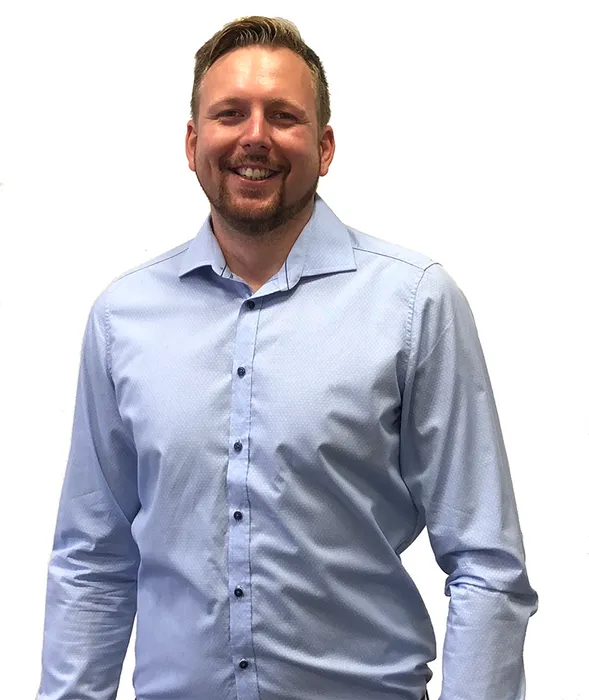 Bild 1:	Christian Pöschke, Senior Project Manager Bereich Process Automation: „Mich begeistert bei solchen Projekten immer wieder unsre gute Teamarbeit. Trotz kleiner Überraschungen haben wir es dank guter Vorbereitung in Karsdorf geschafft, die für den Umbau vorgegebene Zeit sogar um die Hälfte zu verkürzen. Sprich, wir waren bereits nach einer statt wie geplant zwei Wochen fertig.“ (Quelle: Rösberg)