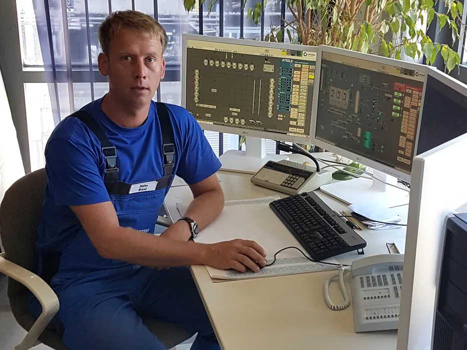 Bild 2:	Dipl.-Ing. Stefan Brand, Instandhaltung Prozessleittechnik bei Opterra berichtet: „Wir sind sehr zufrieden mit der Zusammenarbeit mit Rösberg. Vom Kick-off-Meeting vor der Migration bis hin zur eigentlichen Migration lief alles bestens organisiert ab.“ (Quelle: Opterra)