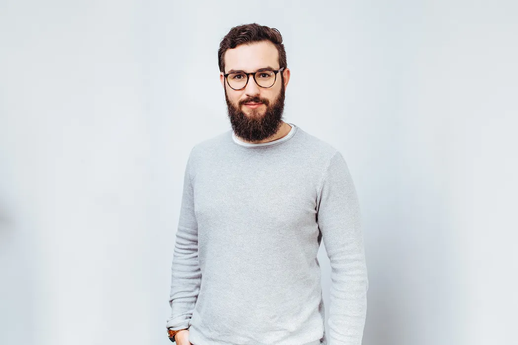 Bild 4:	Sascha Wippert, Automation Engineer Process Automation bei Rösberg: „Unsere Aufgabe war es auch, die vorhandene Sicherheitssteuerung an die neuen Abläufe und die dafür notwendigen Armaturen anzupassen.“ (Quelle: Rösberg) 