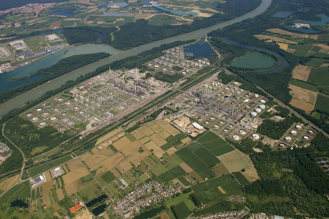 Intro: 	Die Mineraloelraffinerie Oberrhein (MiRO) in Karlsruhe ist Deutschlands größte Raffinerie (Quelle: MiRO) 