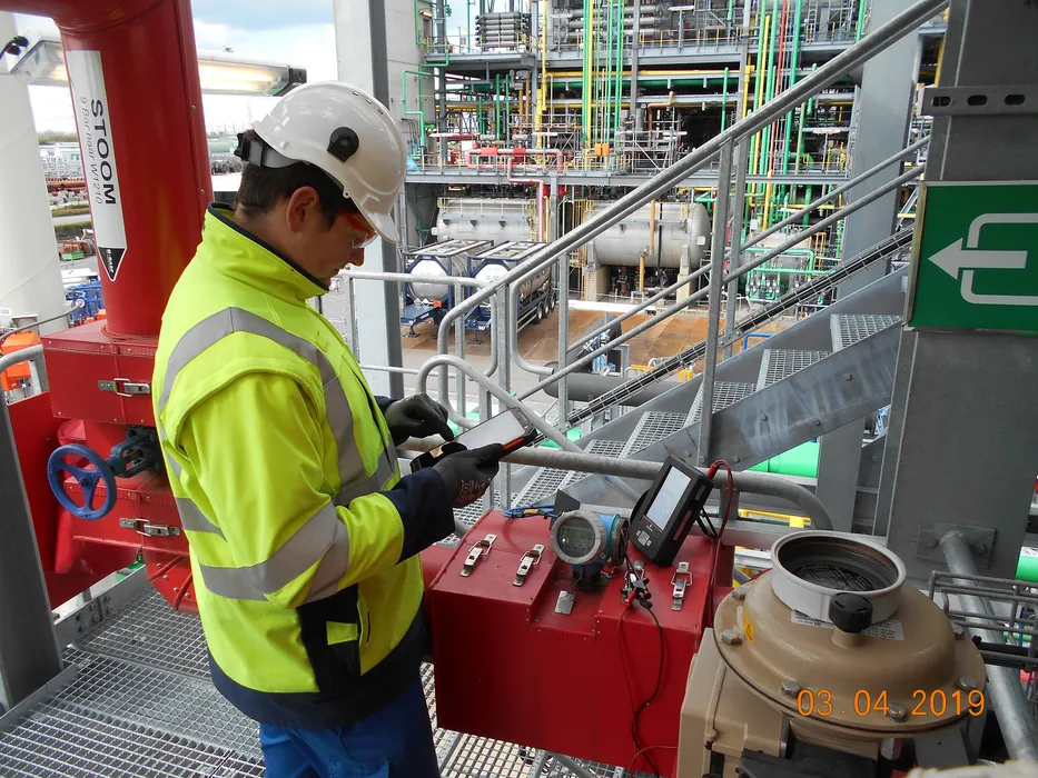 Intro:	Loop-Checks im Blick: Mit digitaler Anlagendokumentation hat der Projektleiter jederzeit den Überblick über den aktuellen Stand der Tests. (Urheber: BASF Antwerpen) 