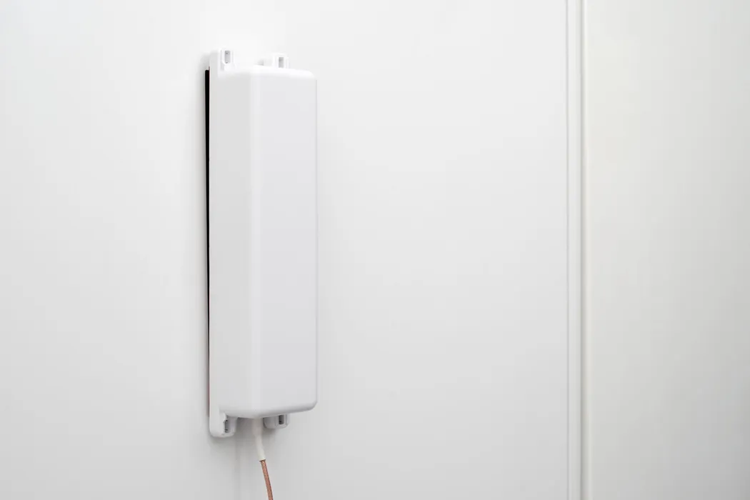 Weil viele Anwender Vorbehalte gegenüber Funklösungen im eigenen Haus haben, sollten die Antennen nicht direkt als solche erkennbar sein.
